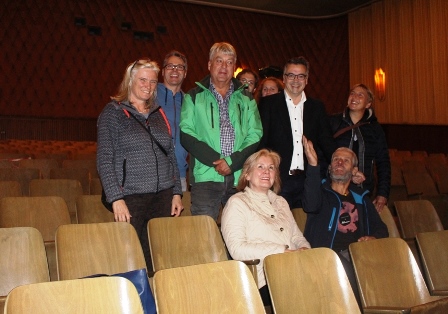 Mit großem Interessen verfolgten die Fraktionsmitglieder die Führung durch das Globe-Theater von Nicola Haßold-Piezunka (links) und Michael Olsen (sitzend). Bild: Oliver Bloch 