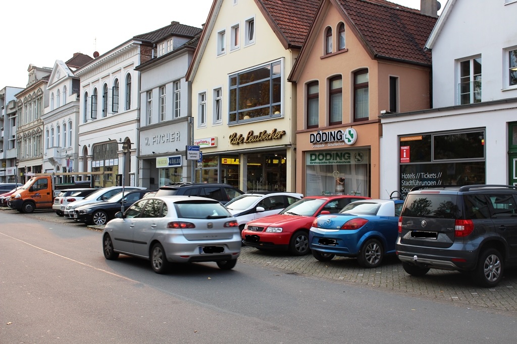 Streuparkplätze wie hier am Schlossplatz sind wichtig für die Erreichbarkeit der Geschäfte. 