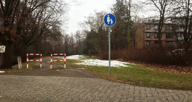Bislang nur zu Fuß passierbar: Der Weg zwischen Hundsmühler Straße und Bodenburgallee in Eversten. Foto: Hans-Georg Heß