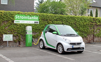 Der Idealfall: Freie Parkplätze für Elektroautos kombiniert mit einer Ladestation. Bild: Georg Sander/pixelio.de 