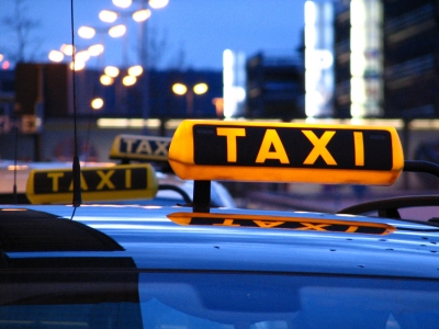 Begehrtes Objekt: Ein Taxi in den Abendstunden. Bild: Rainer Sturm/Pixelio.de