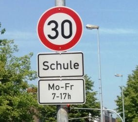 Tempo 30 gilt in Oldenburg seit kurzem unter anderem vor zahlreichen Schulen. Bild: Oliver Bloch
