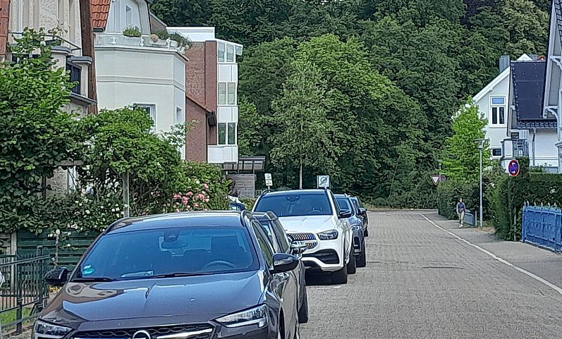 Begehrte Parkplätze:  Die CDU-Fraktion setzt sich für eine moderate Erhöhung der Gebühren für Bewohnerparkausweise ein. Bild: Sylvia Eilers 