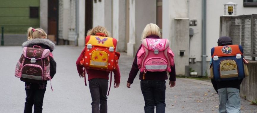 Gemeinsam zur Schule: Kinder aus einem Stadtbezirk besuchen in Oldenburg in der Regel dieselbe Grundschule. Bild: Günter Havlena/Pixelio.de