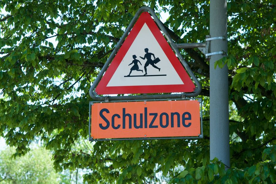 R�cksicht auf Schulkinder und Anwohner: Das ist das Ziel einer sogenannten Schulstra�e. Symbolbild: Dominik Moser/Pixabay 